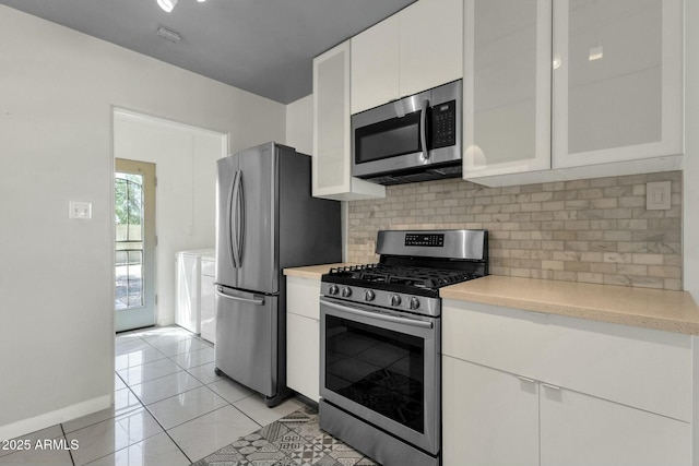 kitchen featuring light countertops, stainless steel appliances, and decorative backsplash