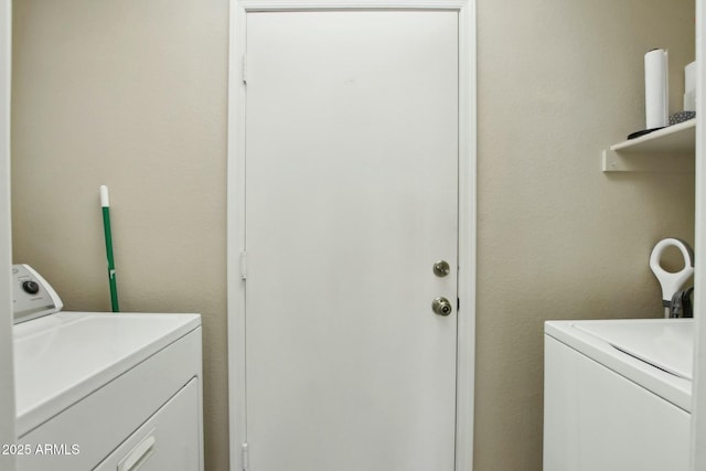 washroom featuring washing machine and clothes dryer