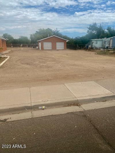 view of yard with an outdoor structure and a garage