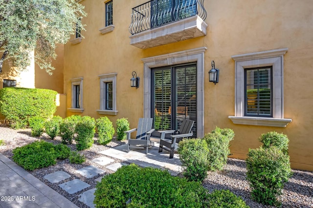 18927 N 101st St, Scottsdale, AZ 85255 - property entrance with a balcony, stucco siding, and a patio
