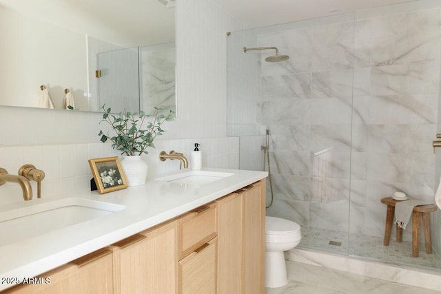 bathroom with a tile shower, vanity, and decorative backsplash