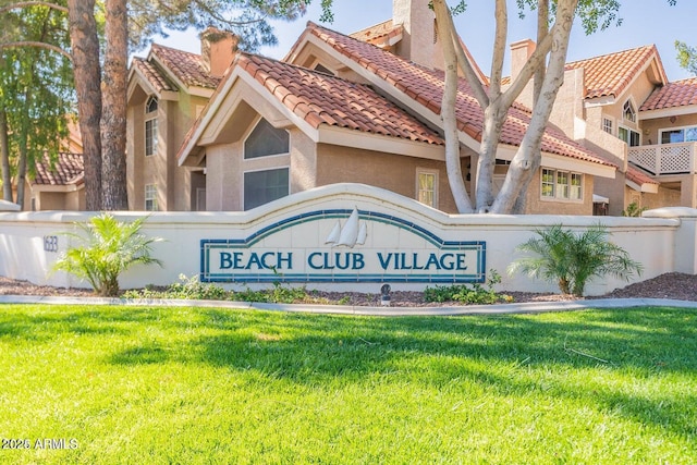 community sign with a lawn