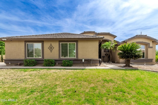 view of front of home featuring a front yard