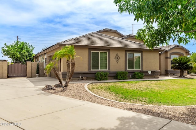 view of front of home featuring a front yard