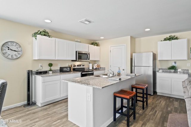 620 Vista Del Rio Ct, Wickenburg, AZ 85390 - kitchen featuring stainless steel appliances, wood finished floors, visible vents, and a sink