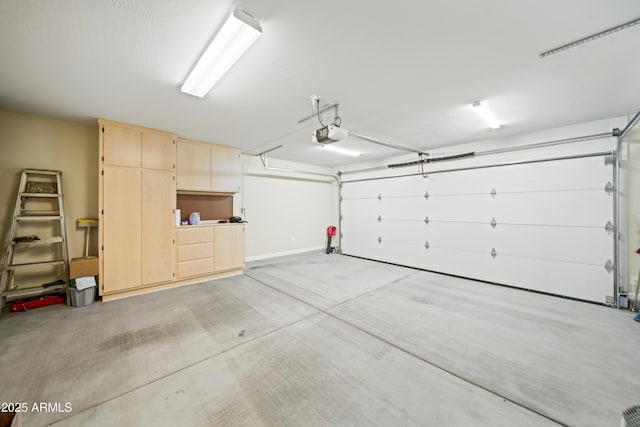 620 Vista Del Rio Ct, Wickenburg, AZ 85390 - garage with a garage door opener