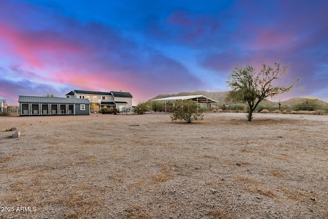 view of yard featuring a mountain view