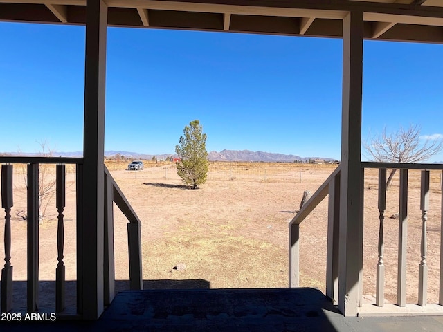 view of yard featuring a mountain view