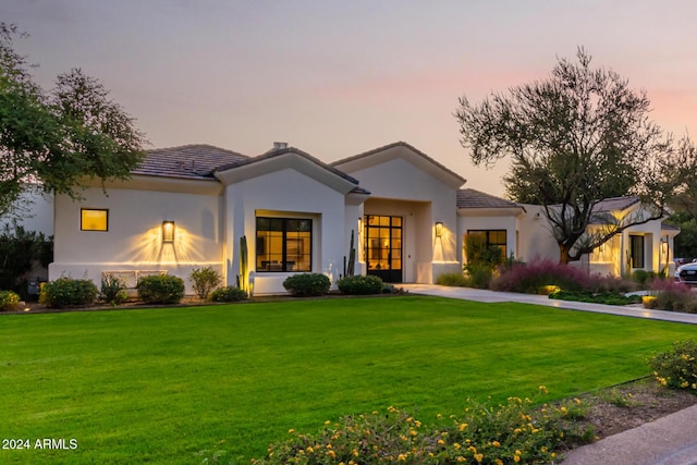 view of front of house featuring a yard