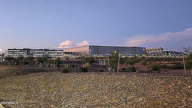 view of yard at dusk