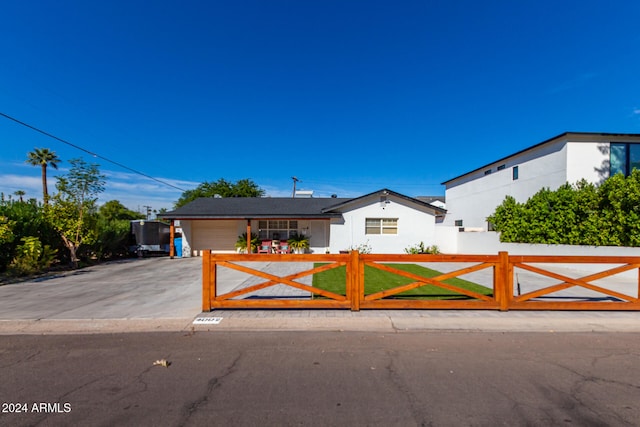 view of front facade featuring a garage and a front yard