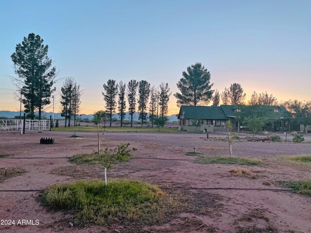 view of front of house featuring a front lawn