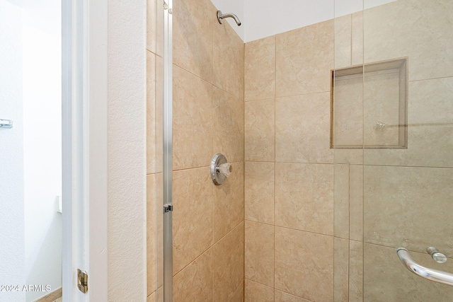 1446 E Grovers Ave Unit 13, Phoenix, AZ 85022 - bathroom featuring a tile shower