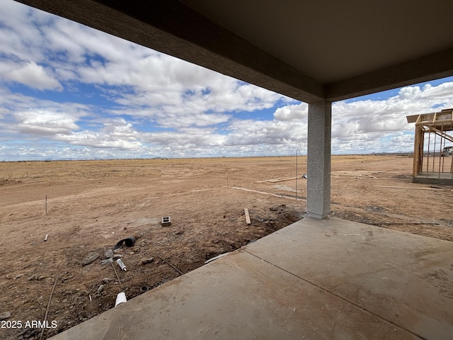 view of yard featuring a patio area