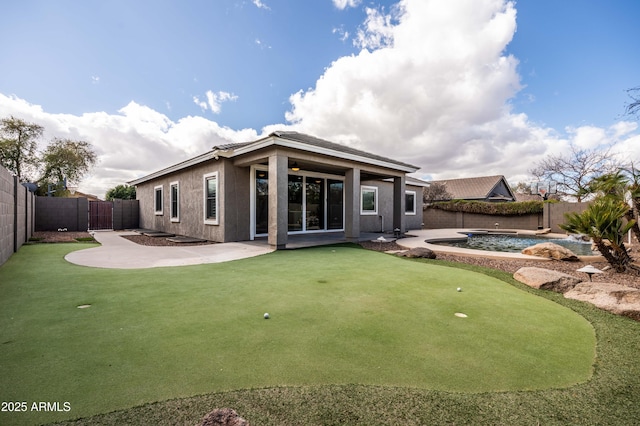 back of house with ceiling fan, a patio, a fenced backyard, a gate, and stucco siding