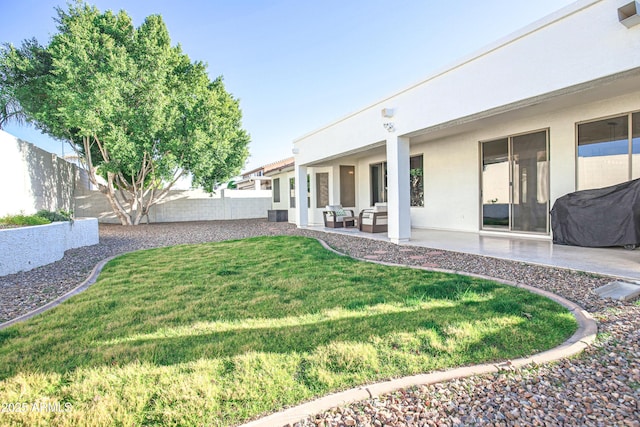 view of yard featuring a patio area