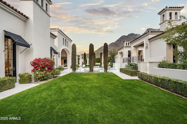 view of yard at dusk