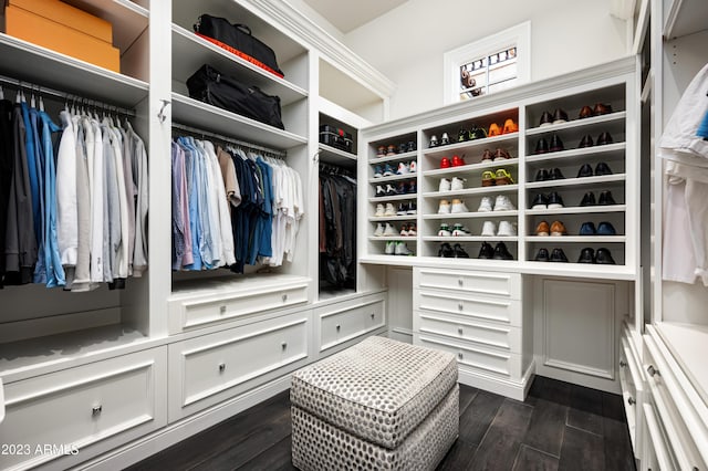 walk in closet with dark hardwood / wood-style floors