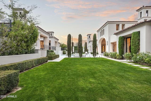 view of yard at dusk