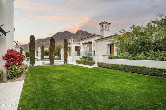 view of front facade featuring a lawn