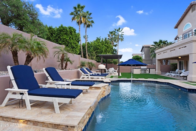 view of swimming pool featuring a pool with connected hot tub, a fenced backyard, and a patio area