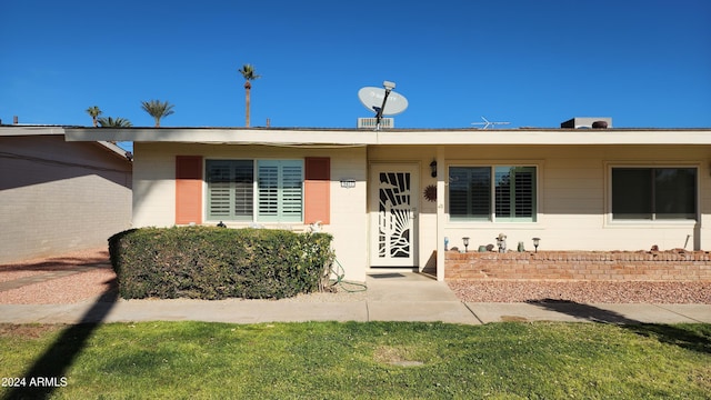 view of front facade featuring a front yard