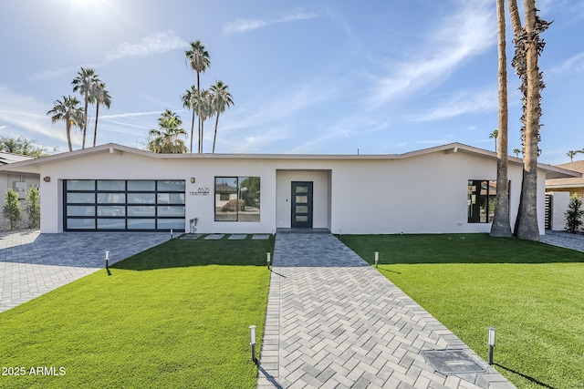 view of front of house featuring a garage and a front yard