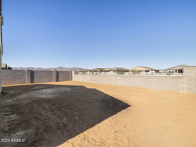 view of yard featuring a mountain view