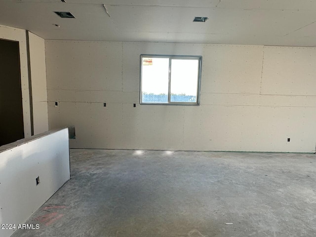 empty room featuring concrete flooring