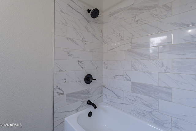 bathroom featuring tiled shower / bath combo