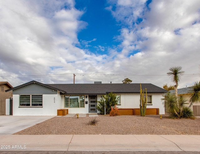 view of front facade featuring concrete driveway