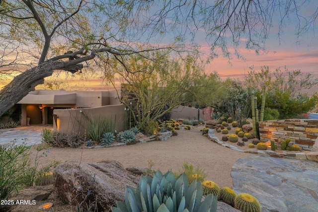 view of yard at dusk