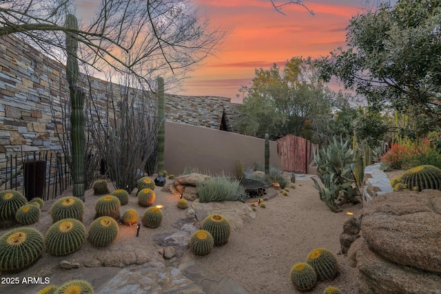 view of yard at dusk