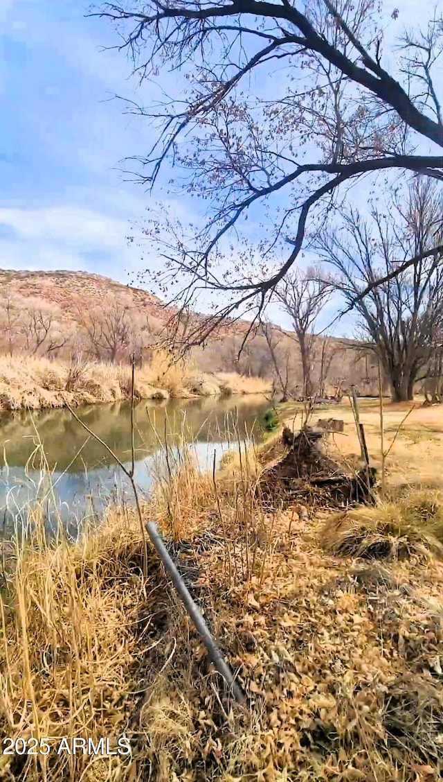 11150 E Clatterbuck Dr, Cornville, AZ 86325 - water view featuring a mountain backdrop