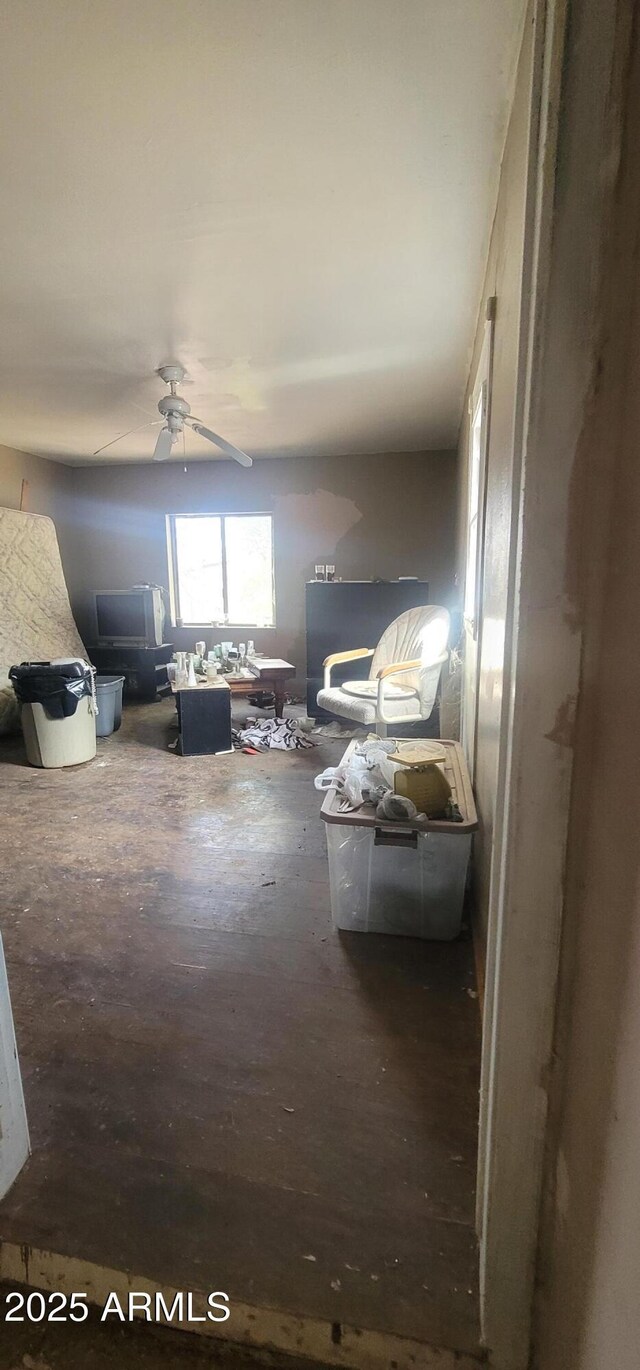 11150 E Clatterbuck Dr, Cornville, AZ 86325 - living room featuring a ceiling fan