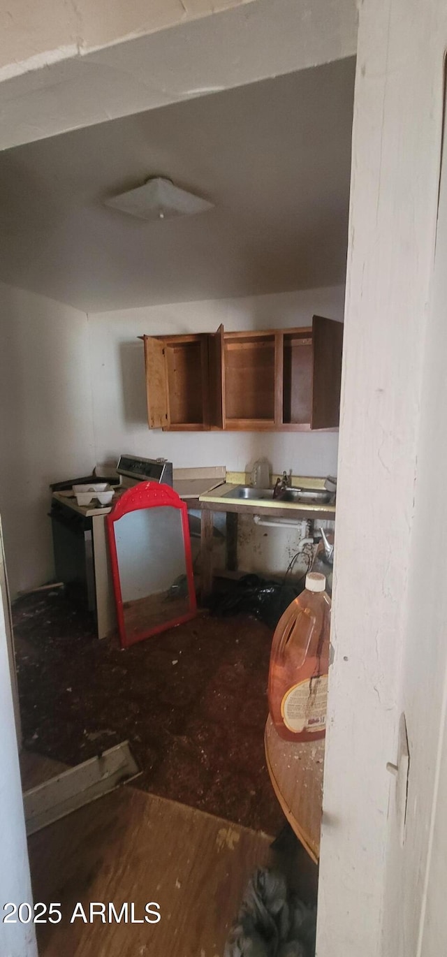 11150 E Clatterbuck Dr, Cornville, AZ 86325 - kitchen with brown cabinetry
