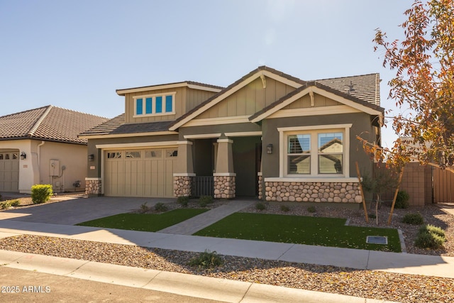 craftsman house featuring a garage