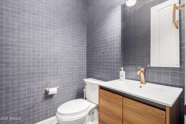 12834 W Forest Pleasant Pl, Peoria, AZ 85383 - half bath featuring tile walls, vanity, and toilet