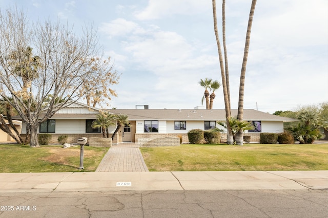 ranch-style house featuring a front yard