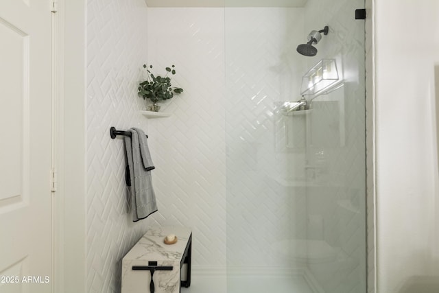 bathroom featuring a tile shower