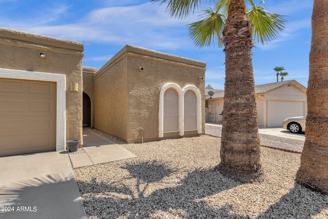 view of front facade featuring a garage