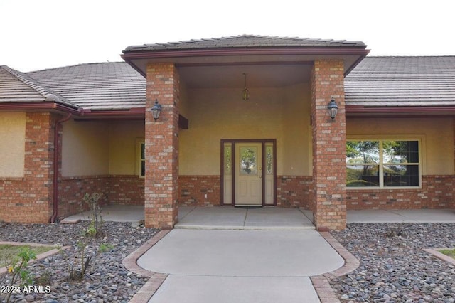 doorway to property with covered porch