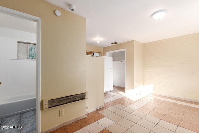 unfurnished room featuring light tile patterned flooring