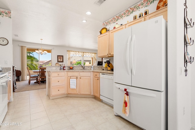 kitchen with light brown cabinets, a notable chandelier, kitchen peninsula, decorative light fixtures, and white appliances