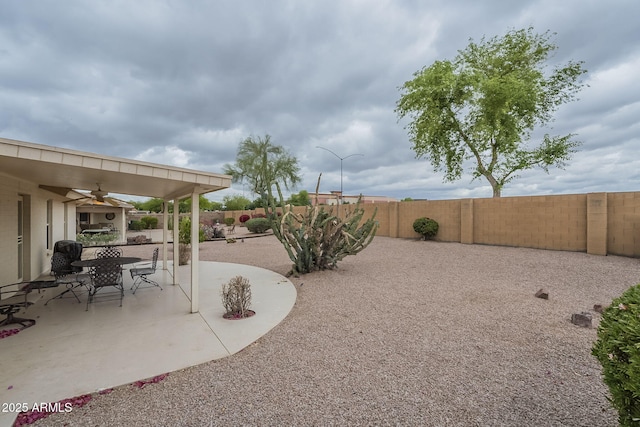 view of patio featuring a fenced backyard, outdoor dining space, and a ceiling fan