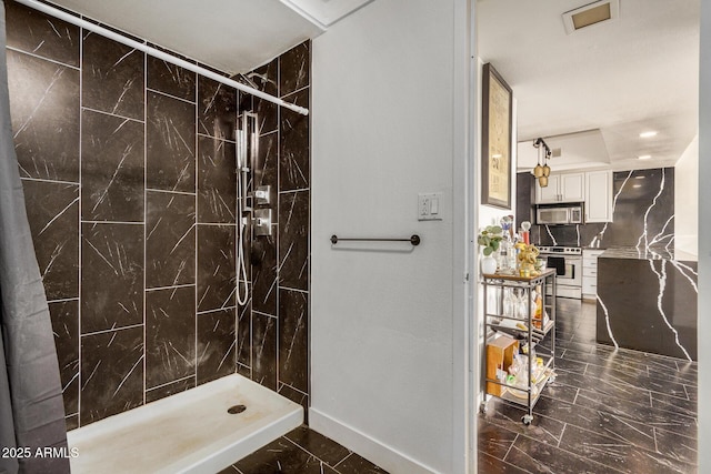 bathroom featuring tiled shower