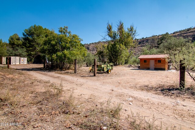 view of yard with a mountain view