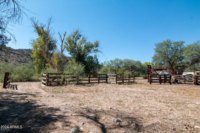 view of yard featuring a rural view