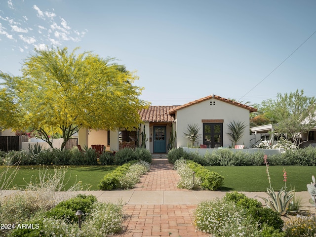 view of front of house featuring a front yard