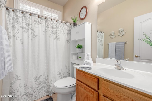 full bathroom featuring a shower with shower curtain, toilet, and vanity